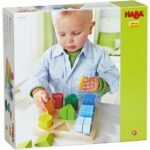niño jugando con el juego de formas haba