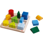 niño jugando con el juego de formas haba