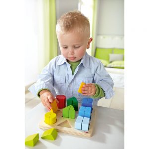 niño jugando con el juego de formas haba