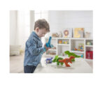niño jugando con dinosaurios madera