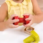 ECO ACTIVITY NUTS & BOLTS manos