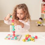 ECO Activity Pegs niña