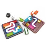 Detalle de tablero y piezas del juego de lógica Batalla de Genios Conexión.