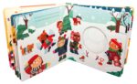 Primer plano de un mecanismo pop-up del libro, mostrando el relieve del papel y los elementos navideños que se despliegan al abrir la página.