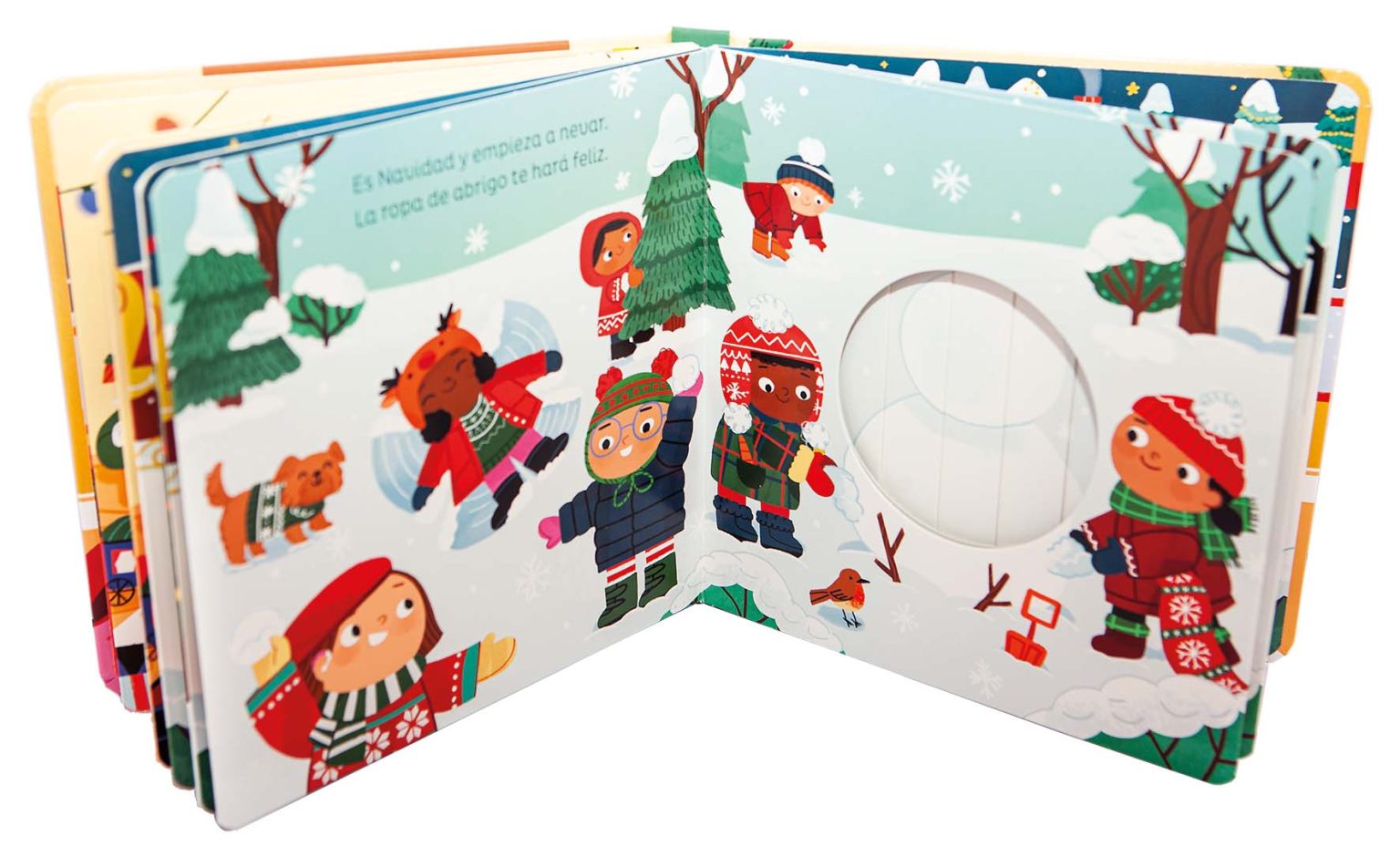 Primer plano de un mecanismo pop-up del libro, mostrando el relieve del papel y los elementos navideños que se despliegan al abrir la página.