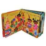Niño pequeño sentado hojeando el libro “¡Feliz Navidad!”, sorprendido por las figuras pop-up que se levantan al abrir la página.