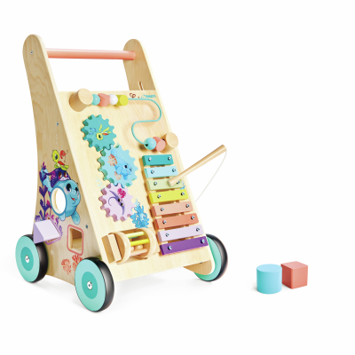 Andador de madera Iti Hape diseñado junto a Núria y Arnau.