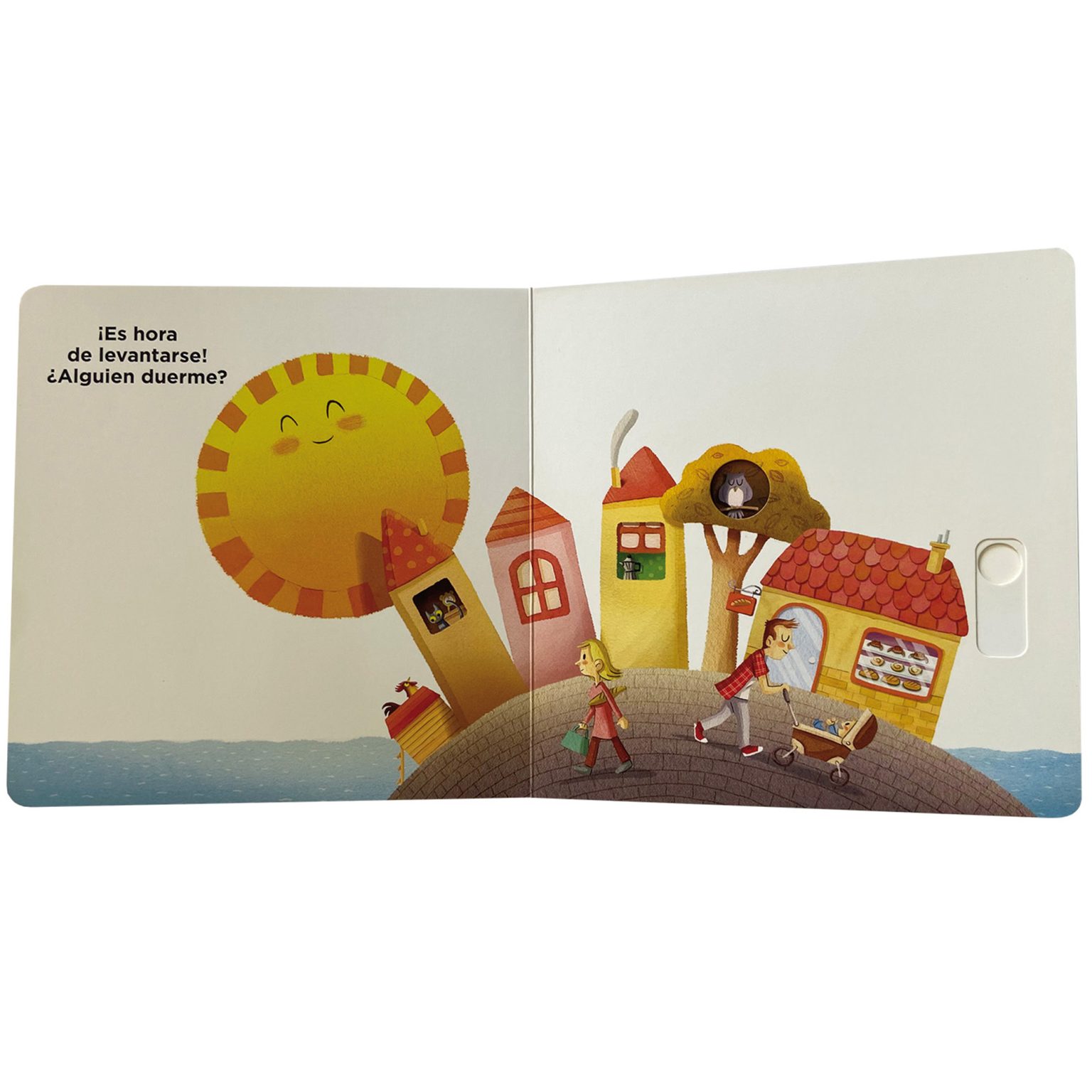 Detalle de una doble página que revela figuras al deslizar la solapa hacia arriba.