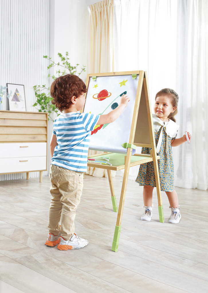 Tizas incluidas y rollo de papel en el caballete Step Up Hape.