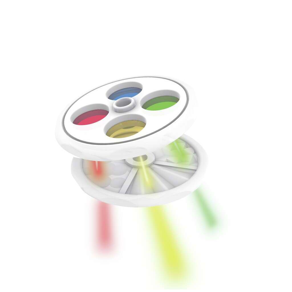 Niño girando los discos del cubo circense para cambiar los colores de la luz.