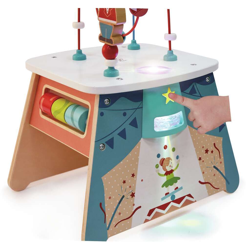 Detalle del trapecista y las cuentas en el laberinto de alambre del cubo.