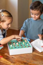 Juego de mesa educativo Bingo Alfabeto Goula en partida con varios niños.