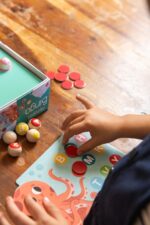Juego de mesa educativo Bingo Alfabeto Goula en partida con varios niños.