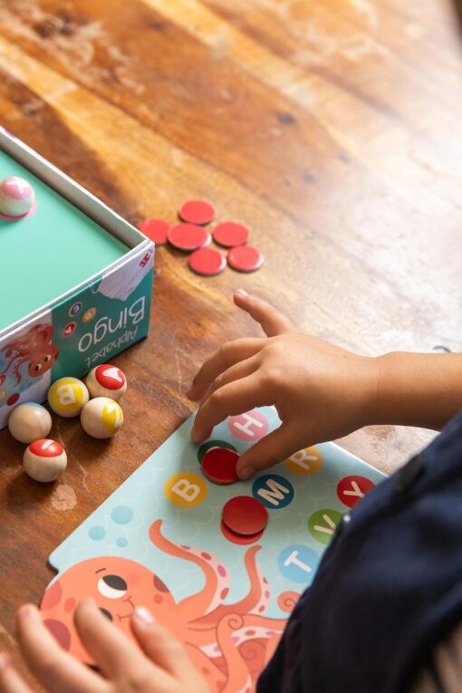 Juego de mesa educativo Bingo Alfabeto Goula en partida con varios niños.