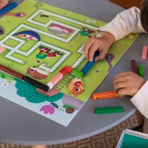 Niños jugando con el tablero del juego Hamsters 1-10 Goula para aprender a contar