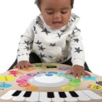 Bebé tocando la mesa musical Magic Touch de Hape.