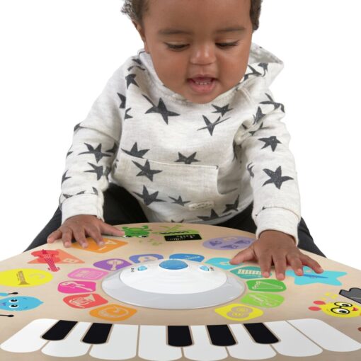 Bebé tocando la mesa musical Magic Touch de Hape.