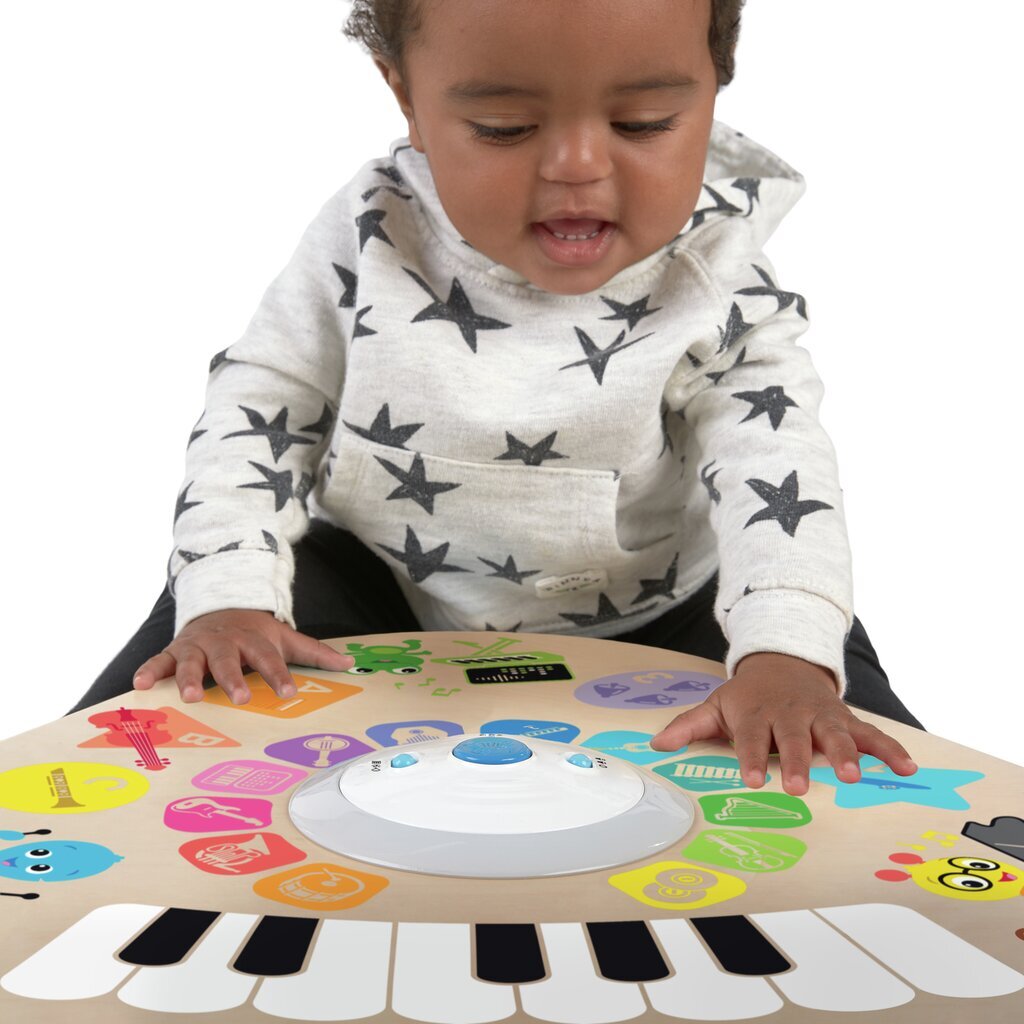 Bebé tocando la mesa musical Magic Touch de Hape.