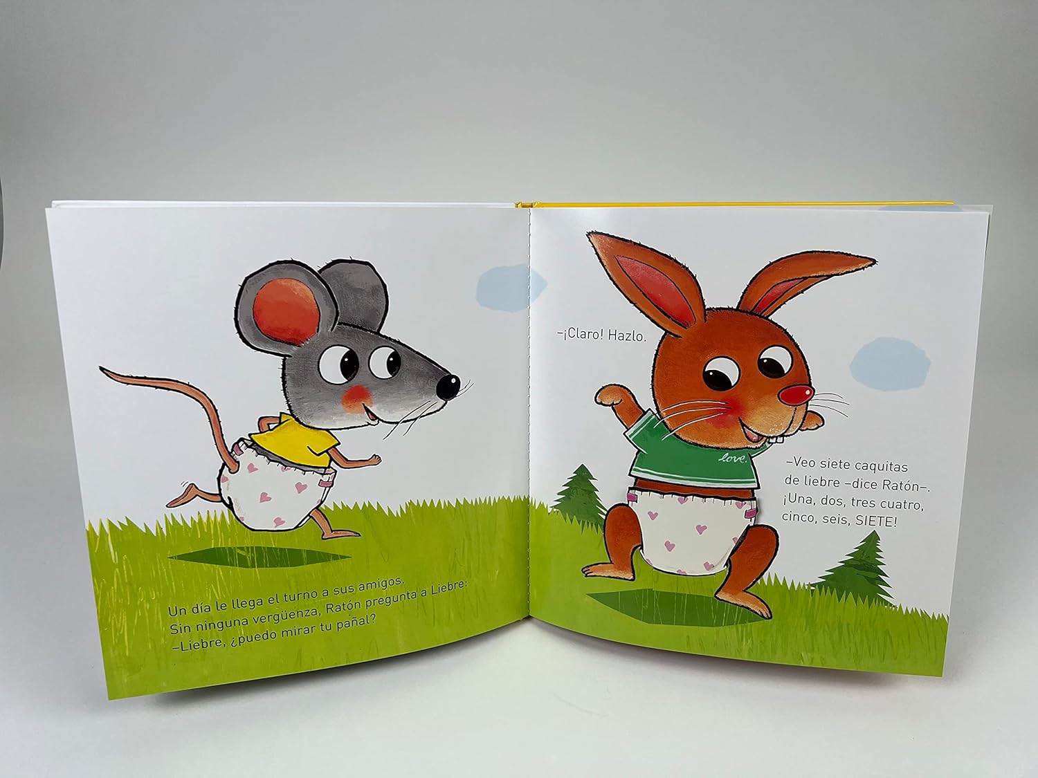 Página con solapa abierta donde Ratón observa el pañal de Liebre.