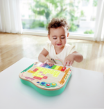 Niño tocando el Pixel Piano Hape y siguiendo luces guiadas.