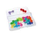 Detalle de las piezas y el tablero del juego IQ Bubbles.