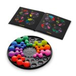 Tablero circular de IQ Circle con piezas encajadas al completar el reto.