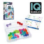 Detalle de las piezas y el tablero del juego IQ Bubbles.