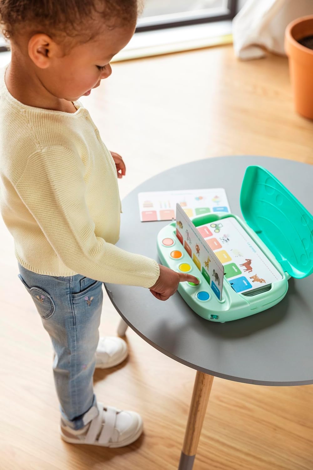 Niño usando el maletín Yo Aprendo Mis Primeras Palabras para aprender vocabulario.
