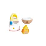 Pollito escondido dentro del apilador Wobble Wonder de Hape.