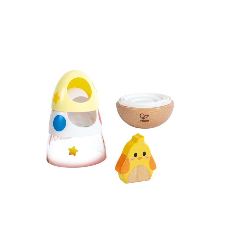 Pollito escondido dentro del apilador Wobble Wonder de Hape.