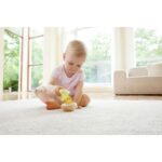 Bebé jugando con el apilador sensorial Wobble Wonder.