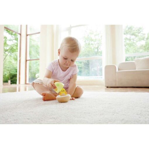 Bebé jugando con el apilador sensorial Wobble Wonder.