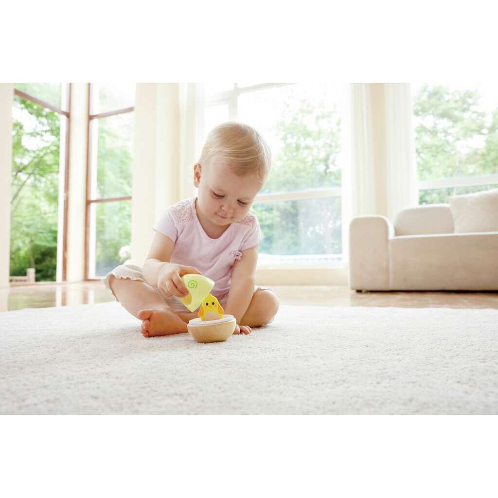 Bebé jugando con el apilador sensorial Wobble Wonder.