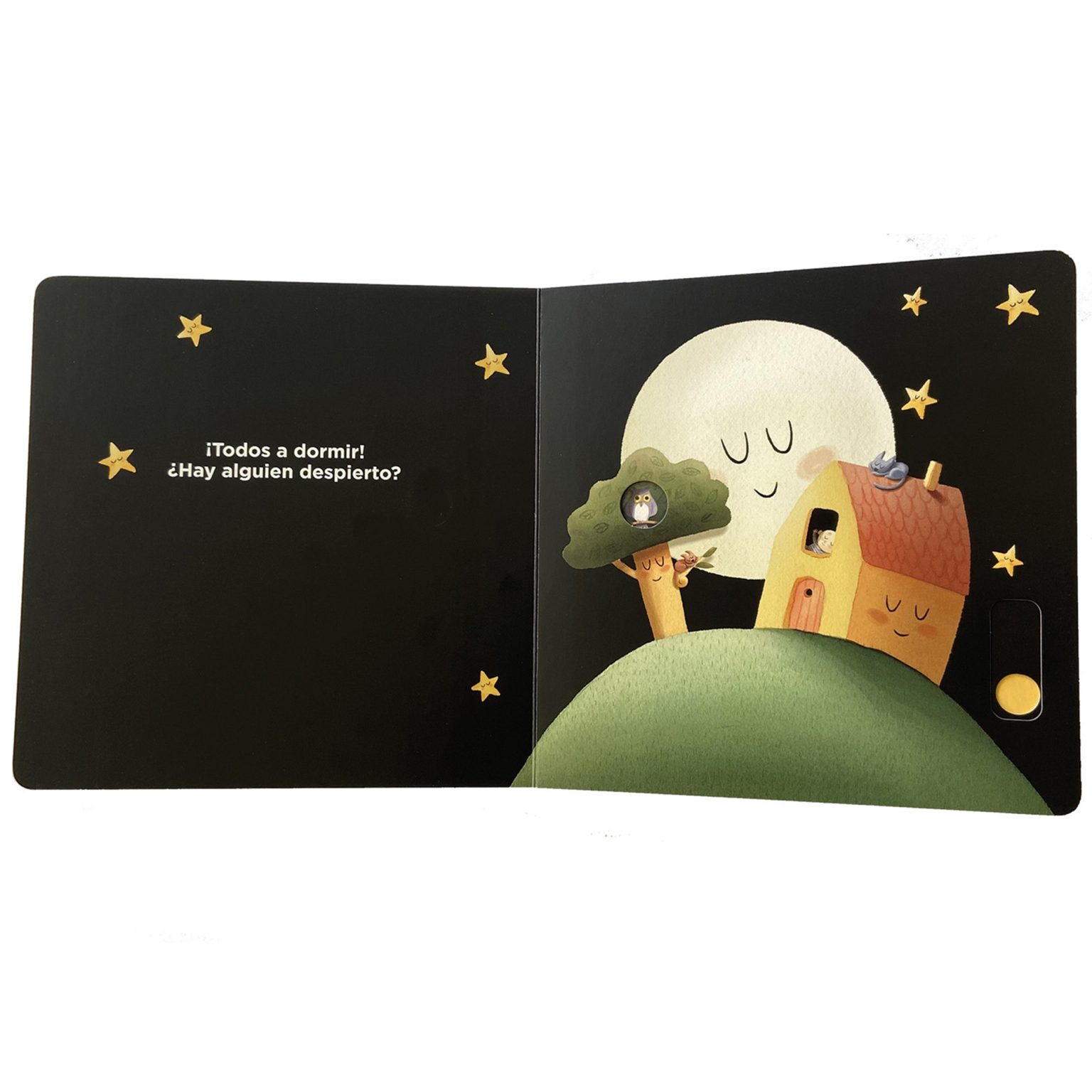 Página interior con lengüeta que al levantarla muestra un animal preparándose para dormir.