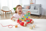 Bloques apilables de colores con letras mayúsculas y minúsculas del juguete Hape.