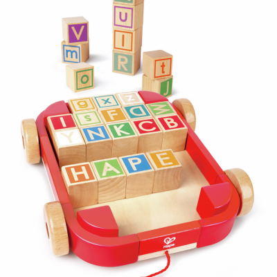 Carro de Arrastre con Bloques Apilables Hape E0487 correctamente apilado.