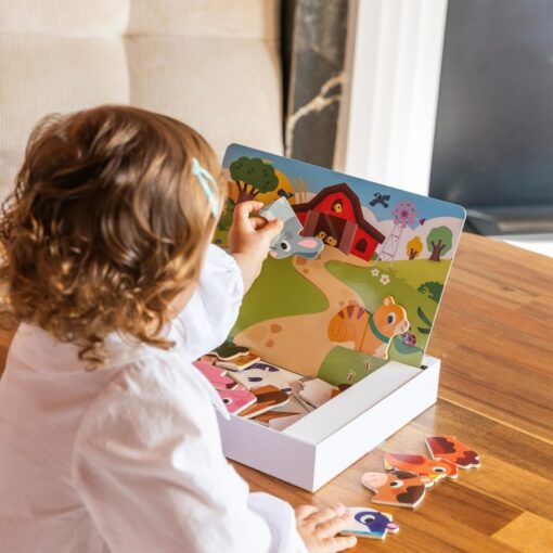 Niño jugando con piezas magnéticas de la Granja Goula.