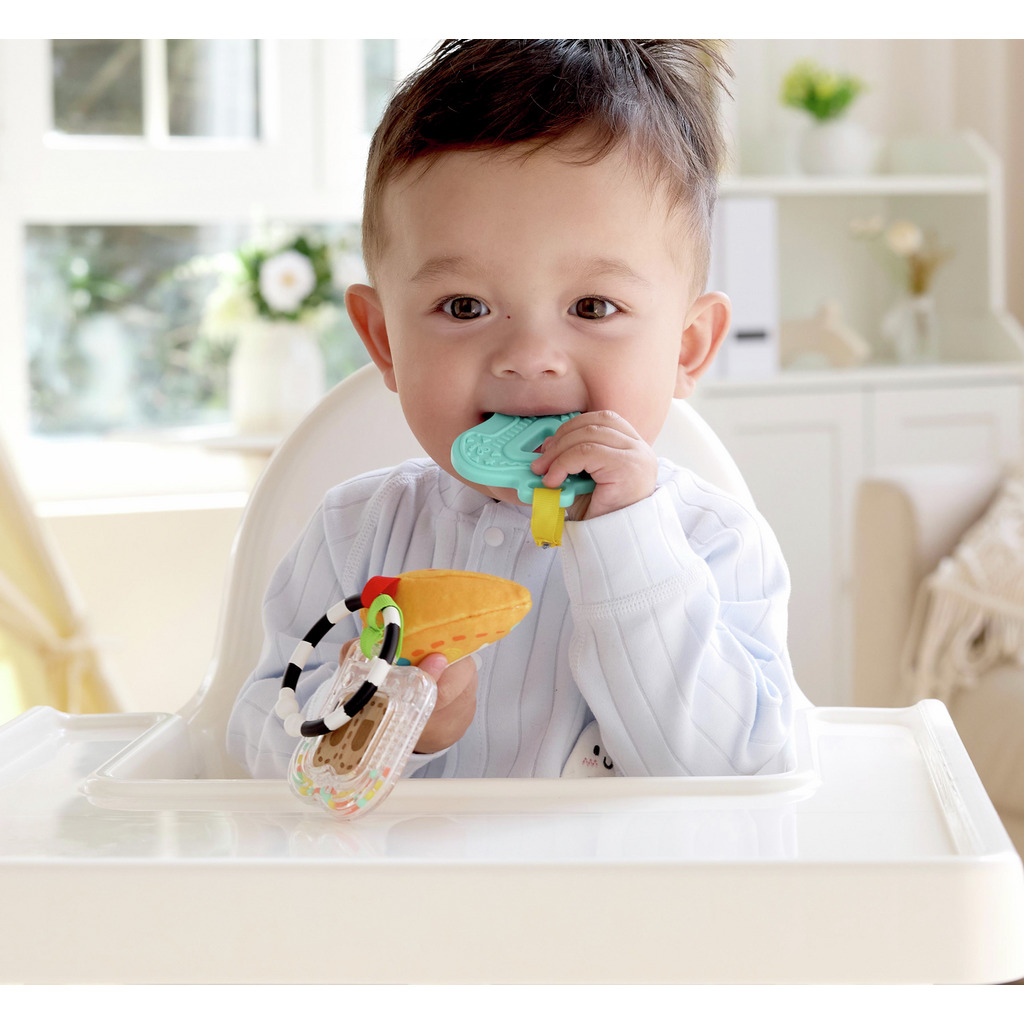 Bebé sujetando el Juego Sensorial ABC de Hape mientras explora texturas y colores.