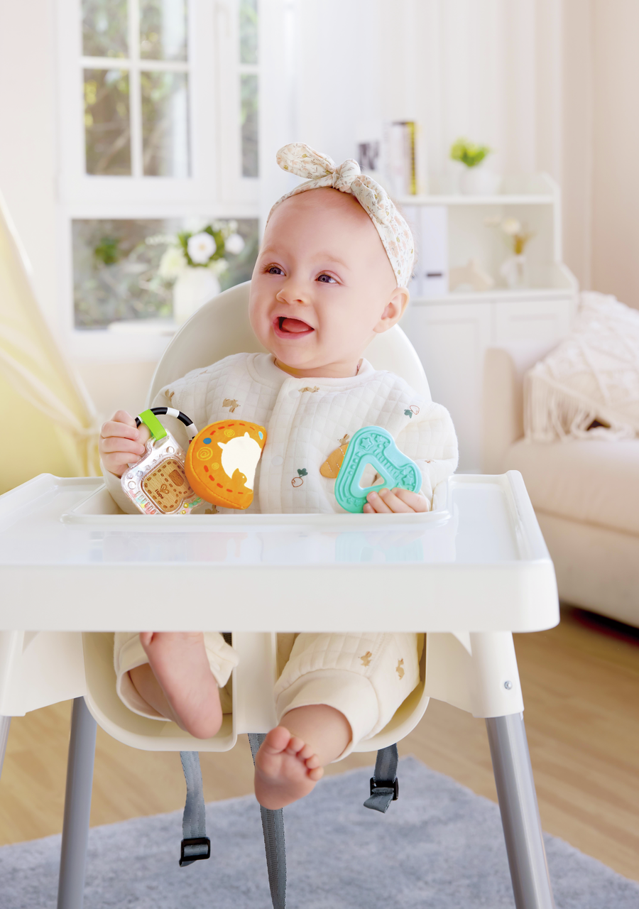 Texturas y colores vibrantes del Juego Sensorial ABC de Hape para bebé.