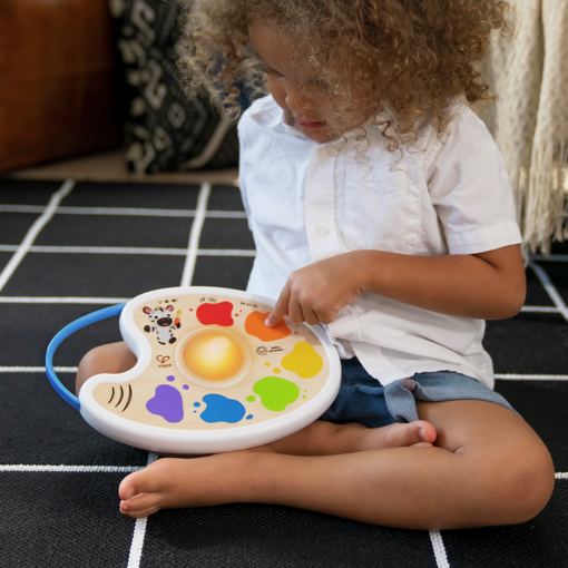 Bebé tocando la Paleta de Colores Hape y activando luces musicales.