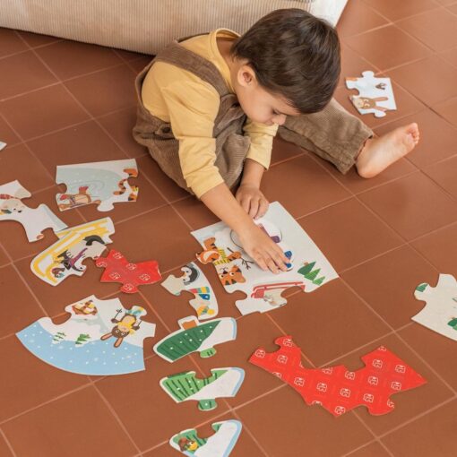 Niño montando el puzzle educativo Goula Invierno.