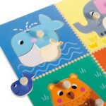 Detalle de las piezas de madera con tiradores del puzzle Mamás y Bebés Goula.