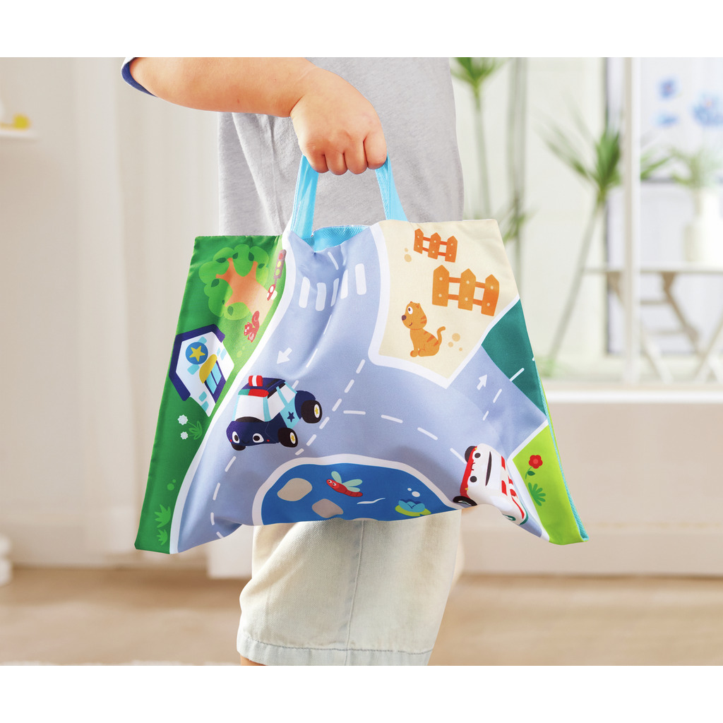 Detalle de la bolsa de almacenamiento que se convierte en alfombra de juego del set Hape.