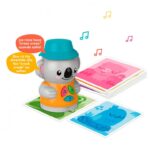 Niño jugando con el personaje electrónico Coco y las tarjetas de animales.