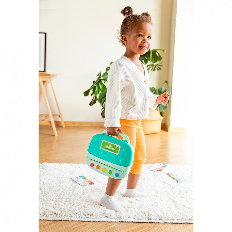 Niño usando el maletín Yo Aprendo Mis Primeras Palabras para aprender vocabulario.