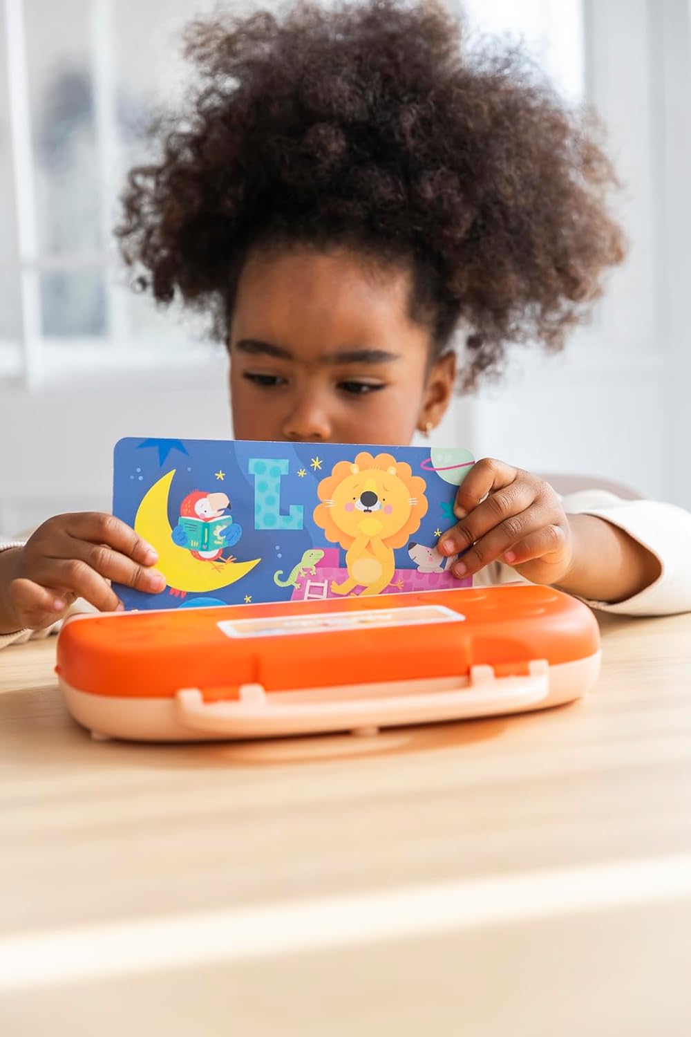 Niño usando el maletín Yo Aprendo las Letras para aprender sonidos y letras.