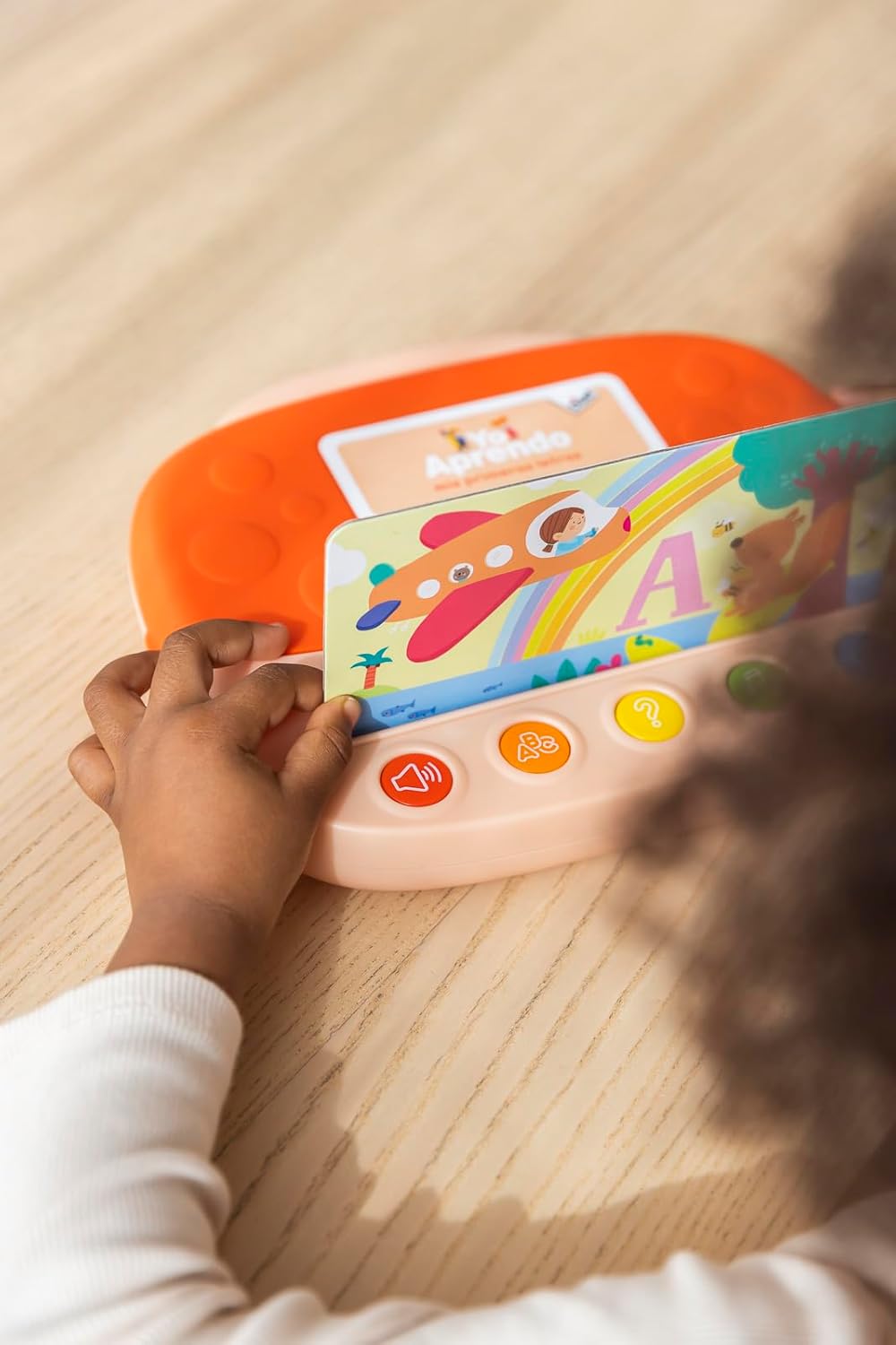 Detalle de las láminas del maletín con actividades por letra.